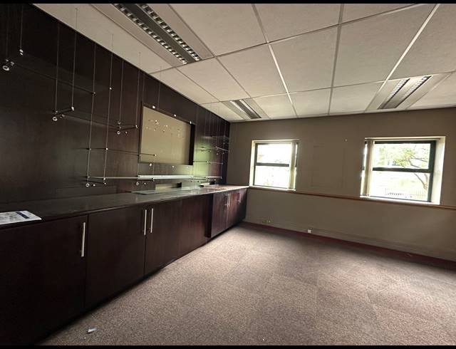 382.60M² OFFICE TO LET IN WOODMEAD
